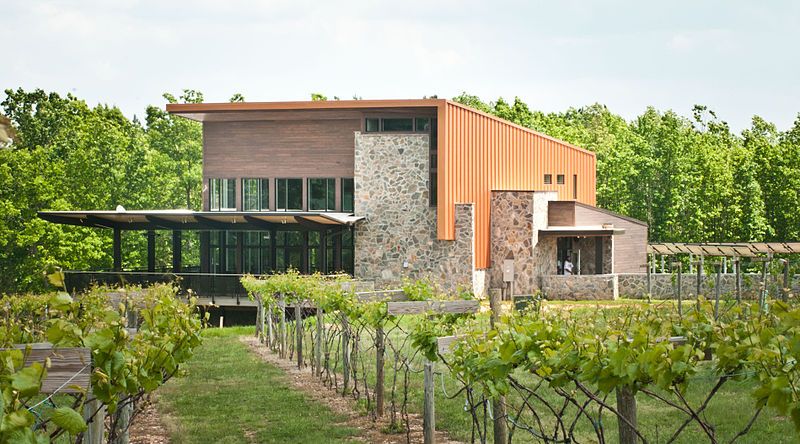 Cooper Vineyards in Virginia, U.S.A, awarded platinum certification by LEED, was developed by the US Green Building Council 